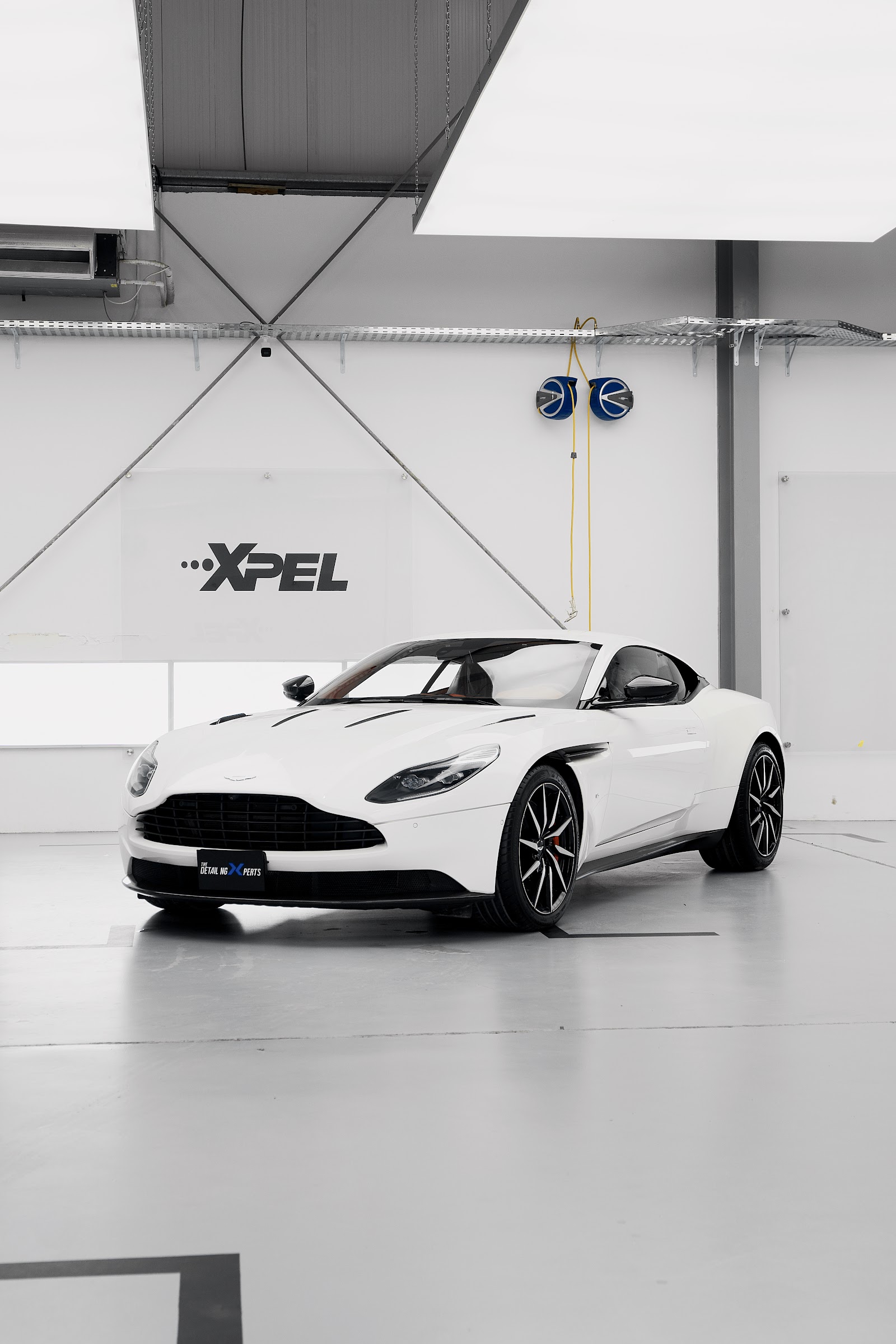ASTON MARTIN DB11 (white matte)