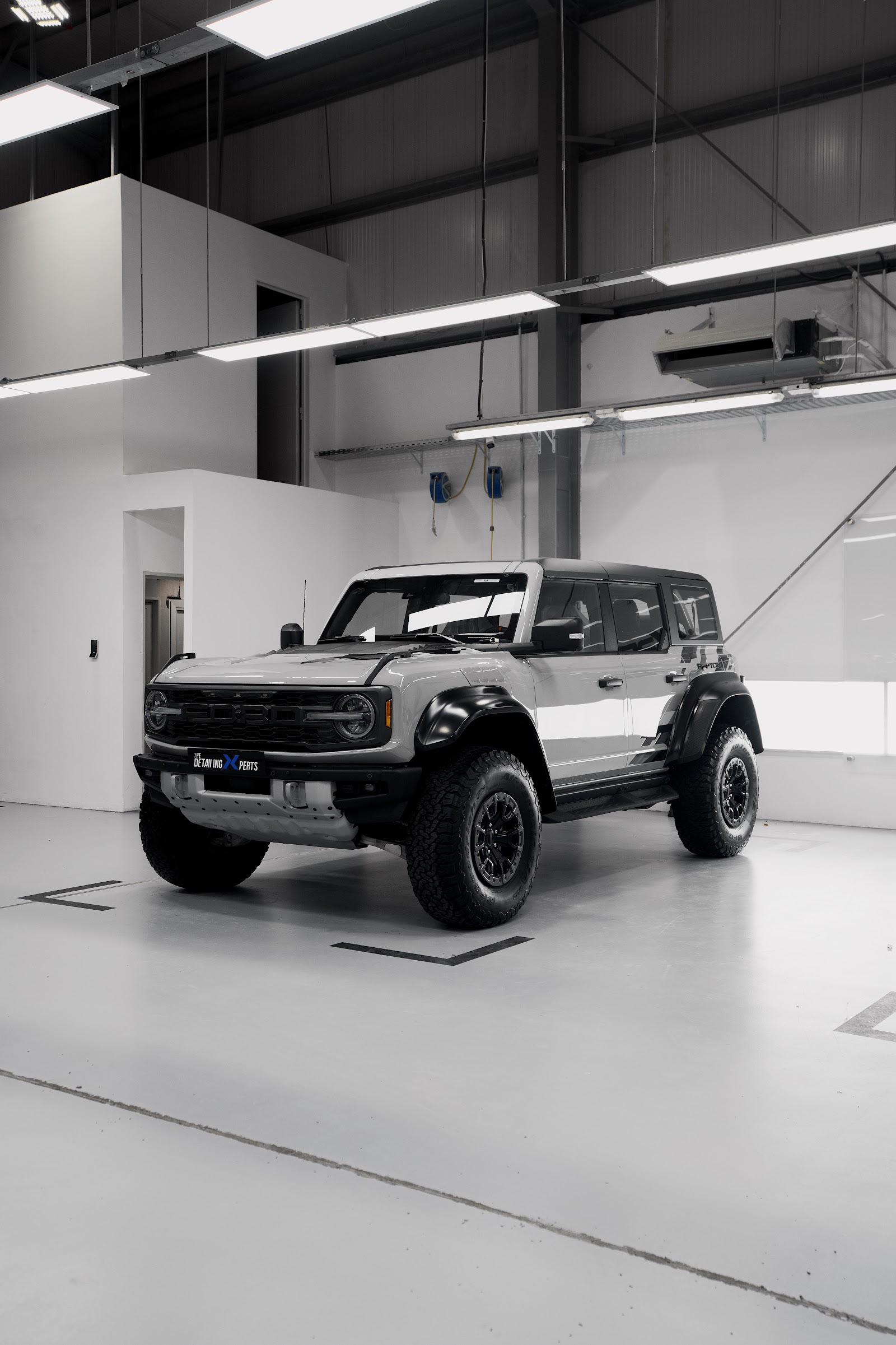 FORD BRONKO RAPTOR (gray)