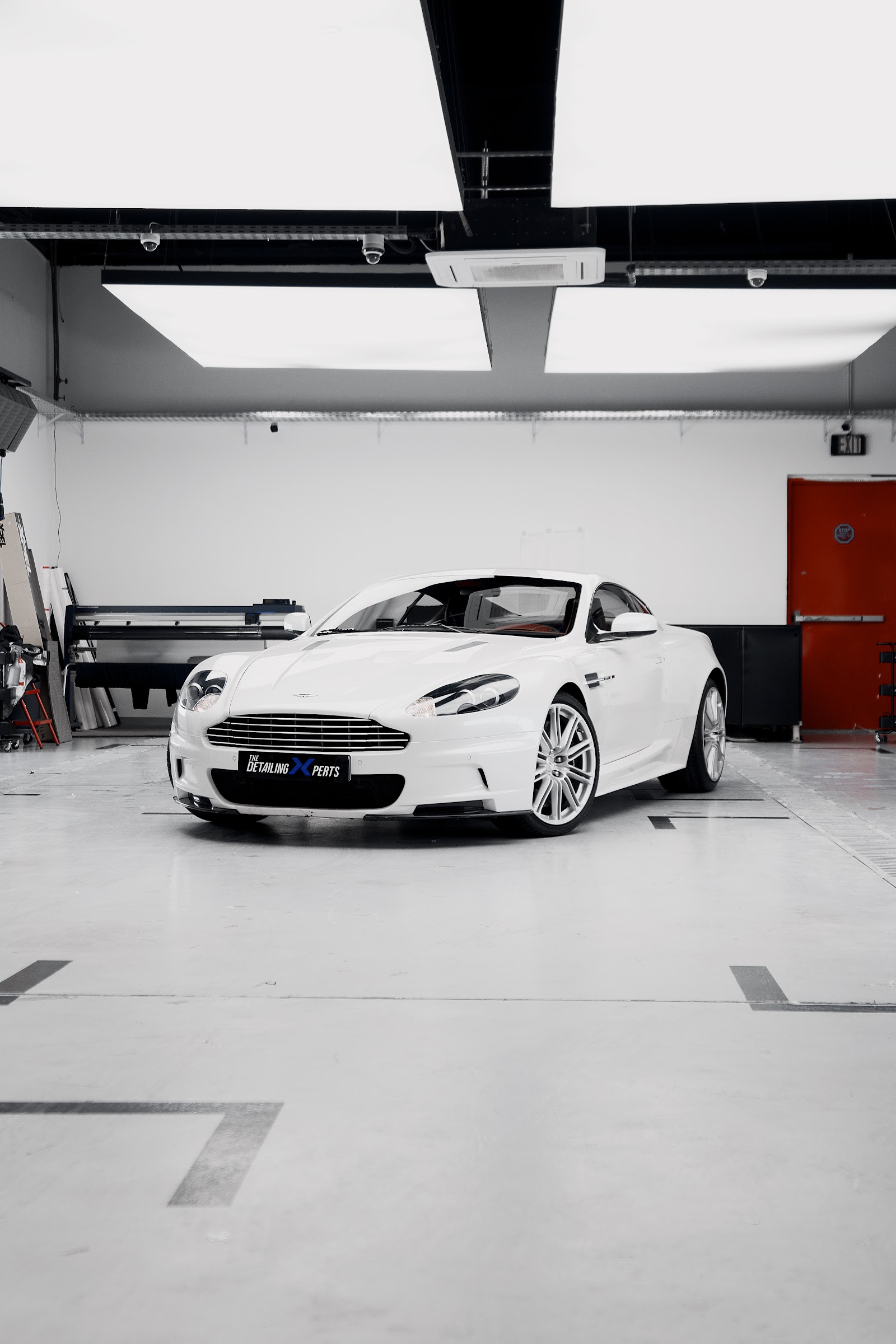 ASTON MARTIN DBS (galaxy black)