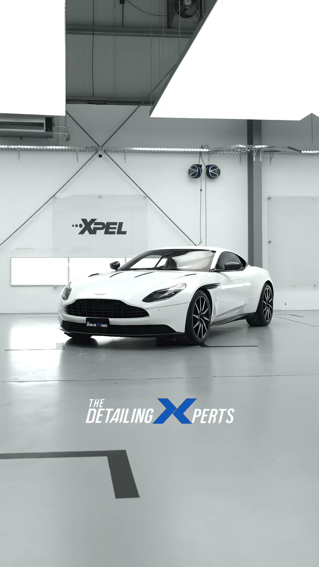 ASTON MARTIN DB11 (white matte)